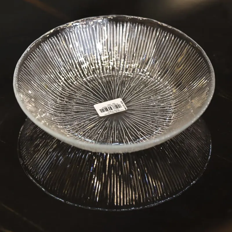 Deep glass plate with a diameter of 20 cm, transparent