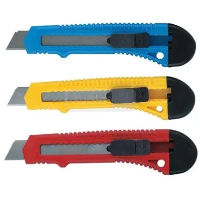 Knife, blade size 18 mm x 120 mm, plastic handle.